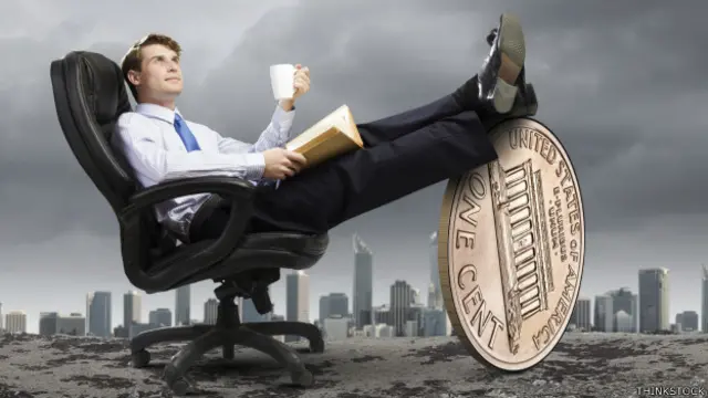 Una persona apoyada en un centavo