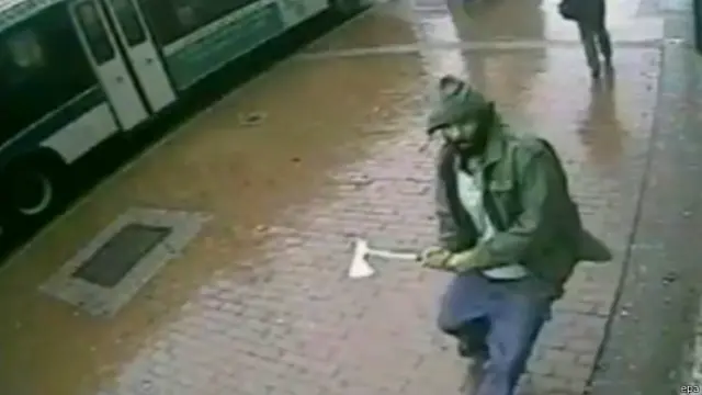 "Ia mengejar dua polisi itu dan mengayunkan kapak dengan kedua tangannya"