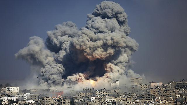 صورة أرشيفية لغارة على غزة في الحرب التي قتل فيها نحو 2100 فلسطيني و73 إسرائيليا