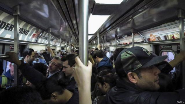 El paso del médico diagnosticado con ébola en el metro provocó preocupación en el público.