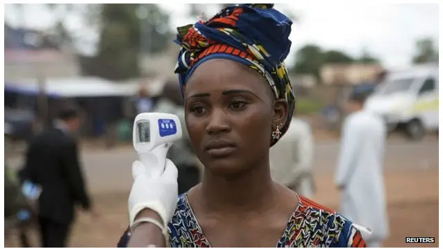 Orang-orang yang memasuki Mali dari Guinea telah dicek suhu badannya untuk menghindari kemuingkinan penyebaran Ebola. 
