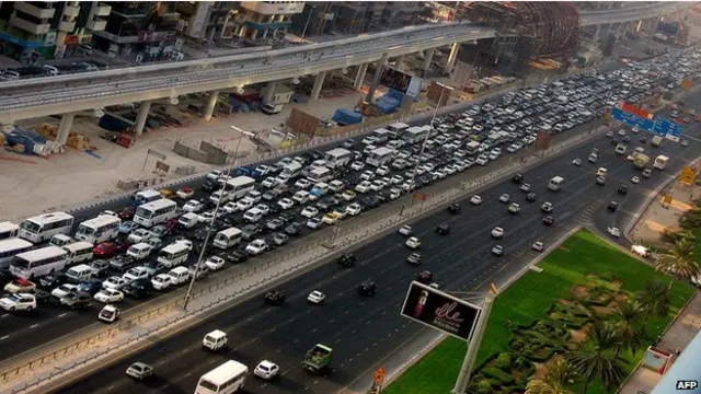 Mana yang Anda pilih: mengalami macet? atau menggunakan transportasi publik dengan kesempatan mendapat emas?