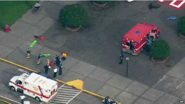 Regu kepolisian menyisir ruang-ruang kelas untuk mencari pelaku penembakan.