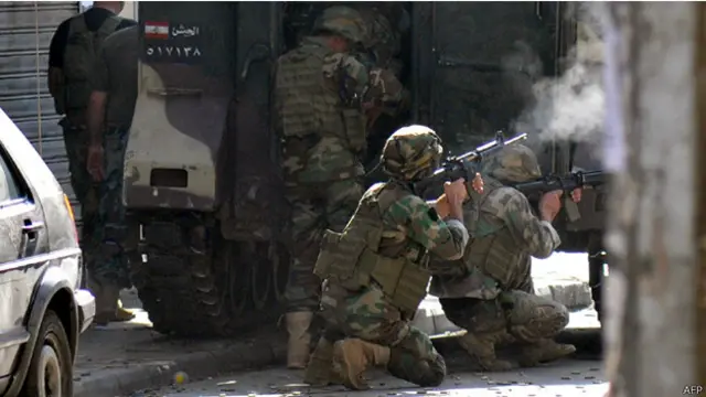 شهدت طرابلس صدامات متكررة بين مسلحين سنة يؤيدون المنتفضين السوريين من جهة وآخرين علويين يؤيدون نظام دمشق