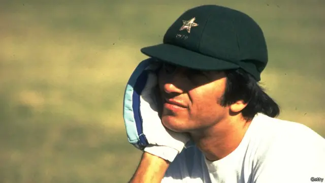 سابق ٹیسٹ کرکٹر ڈاکٹر جہانگیر خان ان کے بیٹے ماجد خان اور پوتے بازید خان فرسٹ کلاس کرکٹ میں سنچریاں سکور کر چکے ہیں( تصویر ماجد خان)