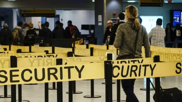 अमरीकी एयरपोर्ट पर इबोला से निपटने की तैयारी