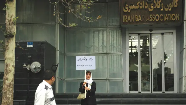 حضور اعتراضی نسرین ستوده در مقابل کانون وکلای دادگستری در تهران