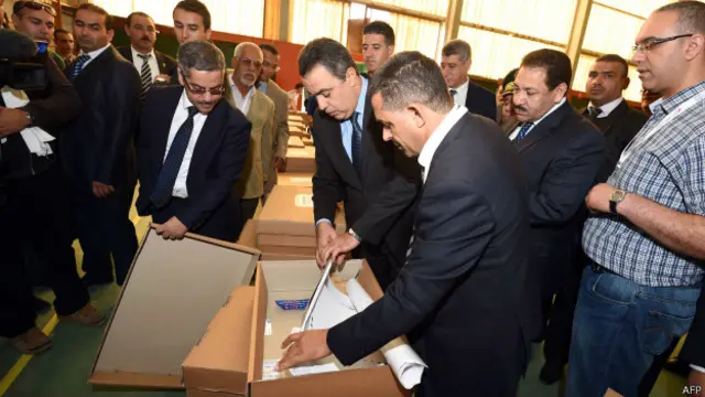 تفقد رئيس الوزراء التونسي مهدي جمعة الاستعدادات للانتخابات البرلمانية في تونس. 