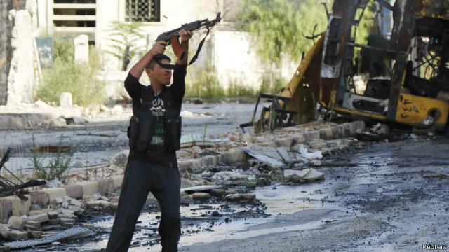 أحد مسلحي المعارضة السورية يطلق النار صوب قوات حكومية سورية في حي بستان الباشا في حلب. 