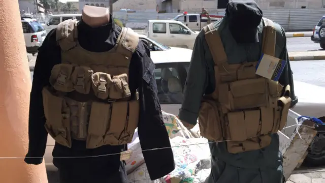 غياب الضوابط والرقابة جعل من السهل الحصول على الملابس العسكرية.