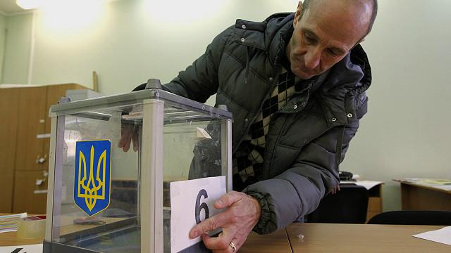 دعا الرئيس الأوكراني بيترو بوروشينكو إلى انتخابات تشريعية مبكرة