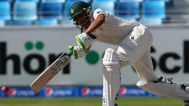 ٹیم کے سکور کو آگے بڑھانے کی ذمہ داری ایک بار پھر یونس خان کے کندھوں پر آن پڑی ہے