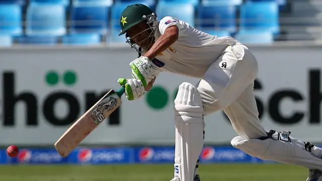 یونس خان له ۱۹۲۴ کال راهیسې لومړی لوبغاړی دی چې د اسټرالیا پر وړاندې یې درې پرله پسې سلیزې کړي