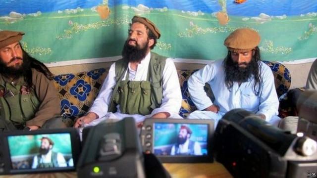 يمثل انفصال المتحدث الرسمي لحركة طالبان باكستان شهيد الله شهيد (منتصف) عنها آخر علامة على الانقسامات التي تشهدها الحركة المسلحة