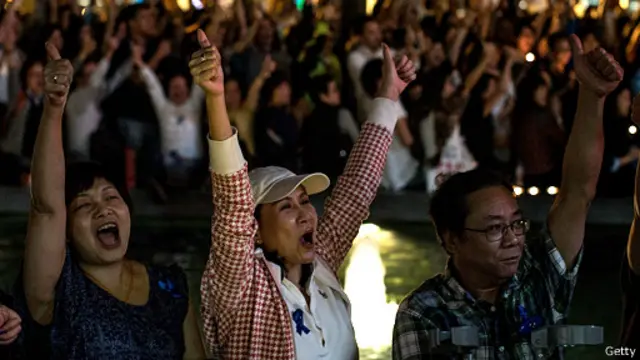 反占中的蓝丝带运动周六（25日）在香港尖沙咀举行烛光集会支持警方执法和清场。