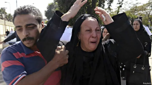 أقارب الجنود القتلى في هجومي الجمعة ينتظرون وصول جثامين ذويهم.