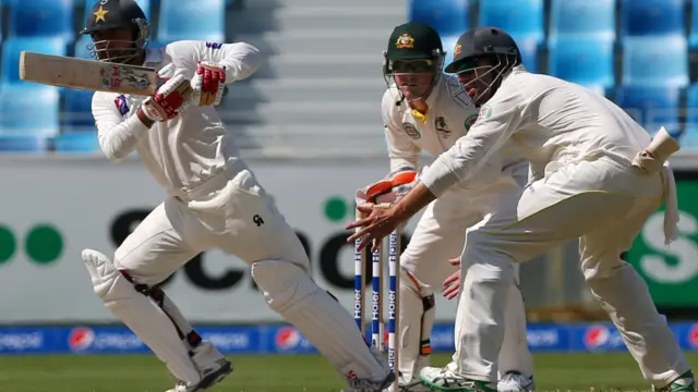 آسٹریلوی ٹیم کو میچ جیتنے کے لیے 438 رنز کا ہدف ملا تھا لیکن چوتھے دن کھیل ختم ہونے پر وہ صرف 59 رنز پر چار وکٹوں سے محروم ہوچکی تھی۔