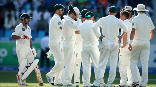 پہلی اننگز میں سنچری بنانے والے ڈیوڈ وارنر انتیس رنز بناکر سرفراز احمد کے ہاتھوں اسٹمپڈ ہوئے۔ ڈولن بغیر کوئی رن بنائے ایل بی ڈبلیو ہوئے۔