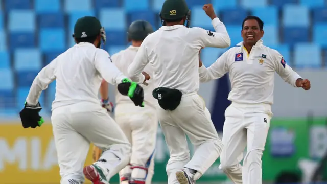 یونس خان چالیس سال کے طویل عرصے میں آسٹریلیا کے خلاف کسی ٹیسٹ میچ کی دونوں اننگز میں سنچری بنانے والے پہلے بیٹسمین ہیں۔