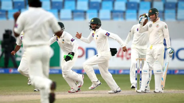 آسٹریلیا کے لیے وہ وقت بہت کڑا تھا جب یاسر شاہ نے بھی اپنے ایک اوور میں دو وکٹیں حاصل کرڈالیں۔