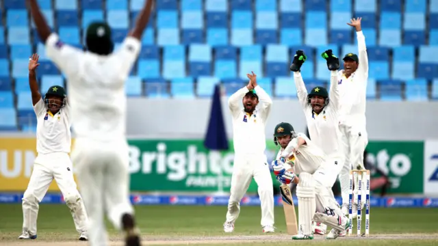 اس طرح آسٹریلوی ٹیم نے صرف پانچ رنز کے اضافے پر چار وکٹیں گنوادیں۔