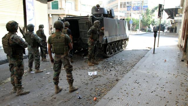 الاشتباكات اندلعت مساء الجمعة بعد تعرض دورية للجيش لإطلاق نار من قبل مسلحين.