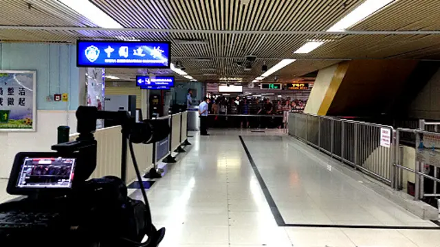 深圳羅湖口岸，早上6:30，口岸鐵閘凖時開啟，等候的人群湧入閘口。 （陳希攝影）