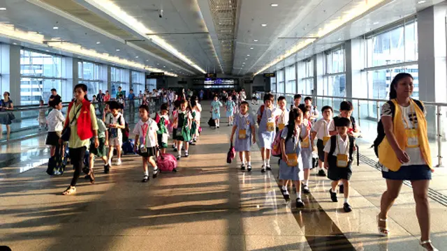 深圳福田口岸，清晨跨境学童通过深圳和香港之间的通关长廊。