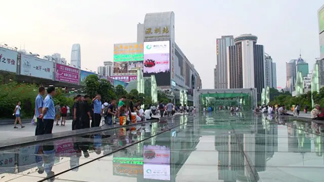 深圳罗湖口岸广场聚集的水客。