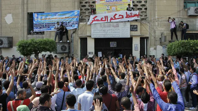 حسب التعديلات المقترحة، يمكن للسلطة أن تكيف ما تراه اعتداء على الممتلكات العامة وقطع الطرق جريمة إرهابية.