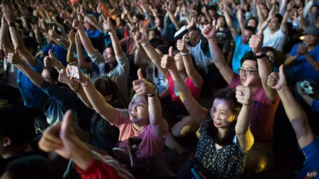 反占中的蓝丝带运动周六（25日）在香港尖沙咀举行烛光集会支持警方执法和清场。 