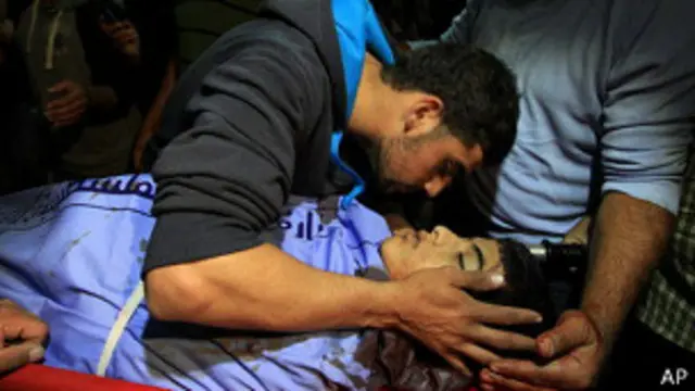 عزاداری دوستان و بستگان بر جنازه عروه حماد - اسرائیل می‌گوید این نوجوان ۱۴ساله قصد داشته با کوکتل‌مولوتف به سربازان حمله کند