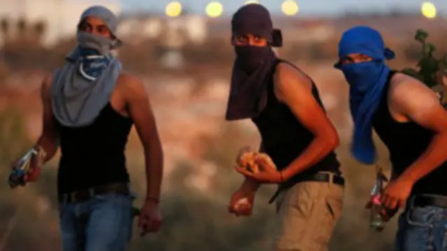 در روزهای گذشته در دست معترضان فلسطینی در کرانه باختری، کوکتل‌مولوتف هم دیده شده است