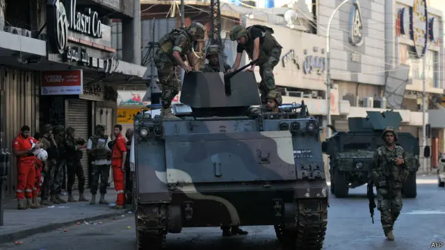 حالیہ جھڑپیں اس وقت شروع ہوئیں جب جمعے کو لبنان کی فوج نے تین شدت پسندوں کو ہلاک کیا اور ایک مقامی رہنما کو حراست میں لیا