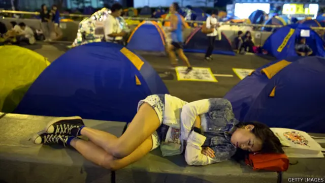 一名“占领中环”女示威者在金钟夏悫道天桥上露宿（25/10/2014）