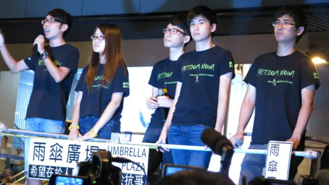 （从左至右）香港学联代表钟耀华、梁丽帼、罗冠聪、岑敖晖与周永康在金钟向群众讲话（BBC中文网图片21/10/2014）