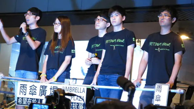 （从左至右）香港学联代表钟耀华、梁丽帼、罗冠聪、岑敖晖与周永康在金钟向群众讲话（BBC中文网图片21/10/2014）