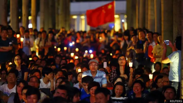 反对“占领中环”运动的“蓝丝带”示威者在尖沙咀集会（25/10/2014）