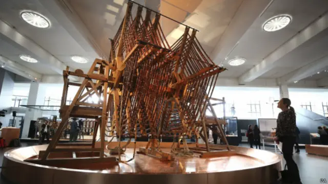 میوزیم میں ایک لڑکی رگبی کے ٹیوننگ کوائل کو تجسس کے ساتھ دیکھ رہی ہے