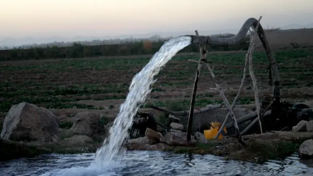 کشاورزان با پرداخت هزینه زیاد تیل ژنراتور، زمین های شان را آب می‌دهند. نه برای پیاز یا سیب‌زمینی. برای کوکنار و بنگ 