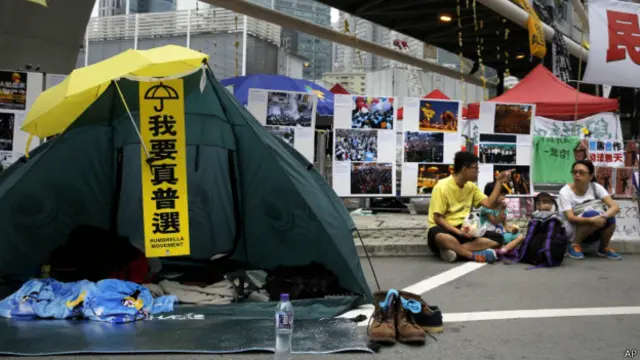 “占领中环”金钟示威区上一顶帐篷挂上了“我要真普选”直幅 (25/10/2014)