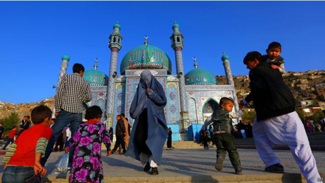 افغان يزورون مسجدا في كابول في اليوم الاول من محرم