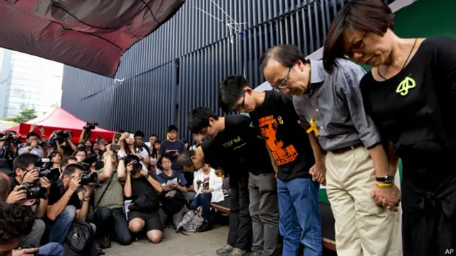 Các lãnh đạo phong trào đòi dân chủ (từ trái sang) Benny Tai, Alex Chow, Joshua Wong, Alan Leong (nhà lập pháp), và đại diện từ liên minh ủng hộ, bà Wu Mei Lin, cúi đầu xin lỗi về việc bãi bỏ kế hoạch bỏ phiếu