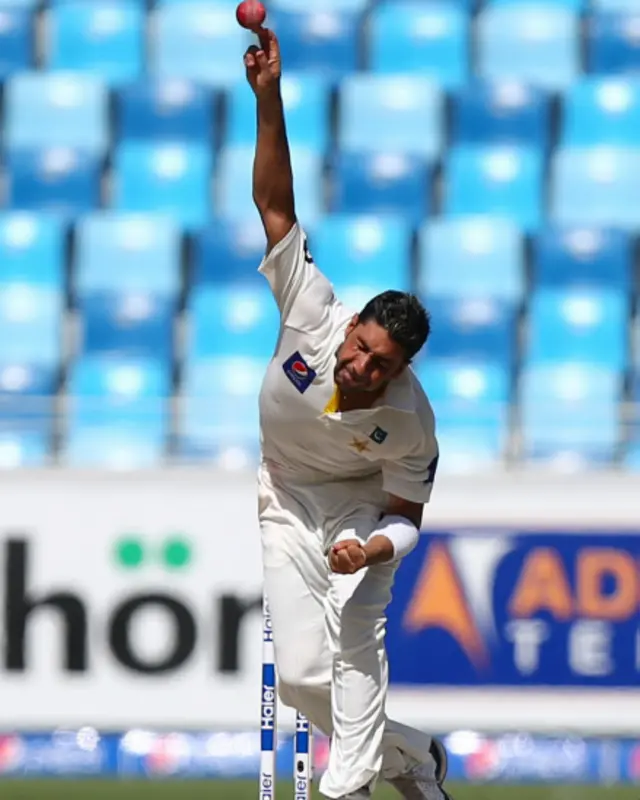 فاسٹ بولر عمران خان نے اپنے پہلے میچ میں مجموعی طور پر دو وکٹیں حاصل کیں۔ 