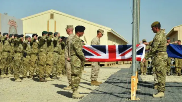 Tại Trại Bastion, lá cờ của Liên hiệp Vương quốc Anh và Bắc Ireland đã được hạ xuống