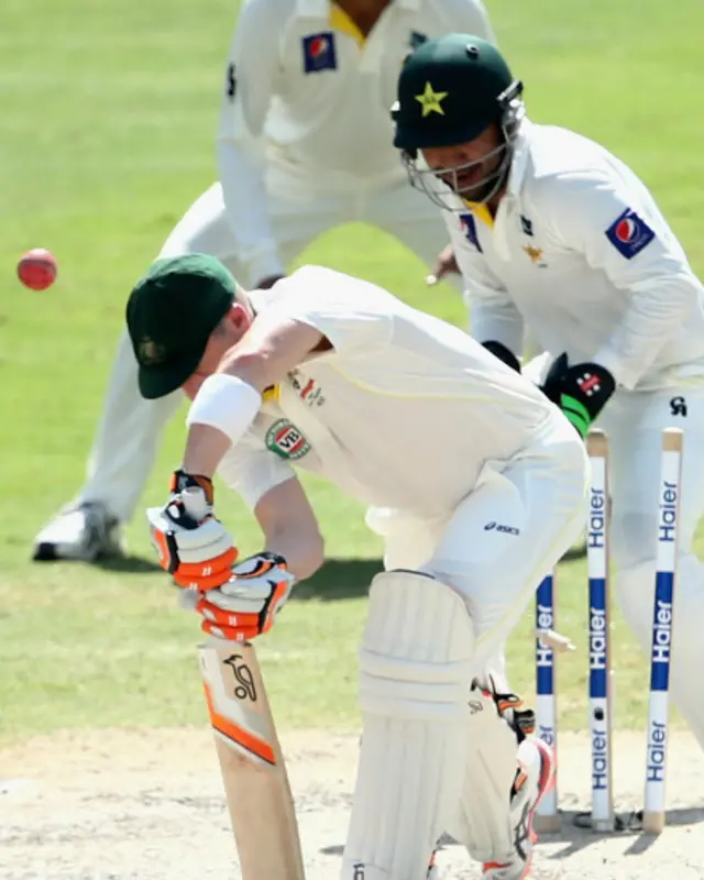 آسٹریلوی وکٹ کیپر بیٹسمین بریڈ ہیڈن بغیر کوئی رنز بنائے ذوالفقار بابر کی گیند پر بولڈ ہو گئے۔