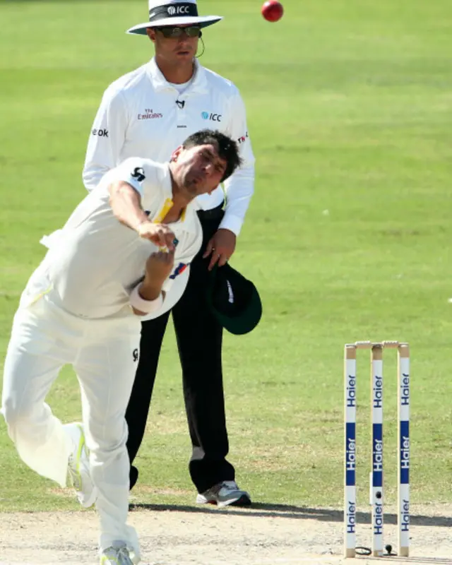 پہلا ٹیسٹ کھیلنے والے لیگ سپنر یاسر شاہ نے میچ میں سات وکٹیں کیں۔ 