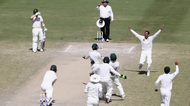 آف سپنر ذوالفقار بابر نے دوسری اننگز میں پانچ آسٹریلوی کھلاڑیوں کو پویلین کی راہ دکھائی۔ ذوالفقار بابر نے میچ میں مجموعی طور پر سات وکٹیں حاصل کیں۔