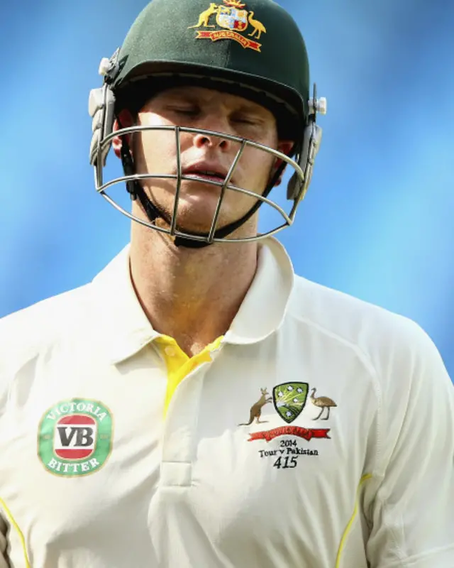 سٹیفن سمتھ نے آسٹریلیا کو شکست سے بچانے کی پوری کوشش کی لیکن وہ بھی نصف سنچری بنا کر پاکستانی سپن باؤلروں کا شکار بن گئے۔