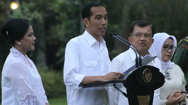 Presiden Joko Widodo ketika mengenalkan nama-nama menterinya kepada wartawan, Minggu (26/10) sore.
